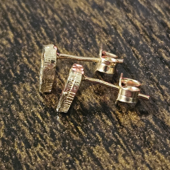 10k Gold Heart Stud Earrings - Picture 5 of 5